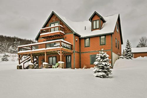 Фотографии гостевого дома 
            Mountaintop Ellicottville Home with Deck Near Skiing