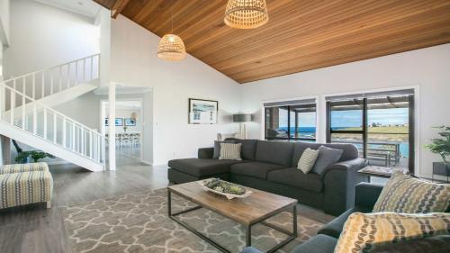 Фотография гостевого дома Ohana Oasis - front row to reserve, beach and ocean