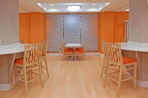 Фотография гостиницы Holiday Inn Express Hotel & Suites Clute-Lake Jackson, an IHG Hotel