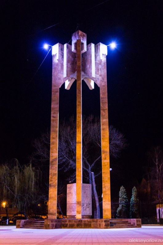Фотографии памятника 
            Стела 200-летия Георгиевского трактата