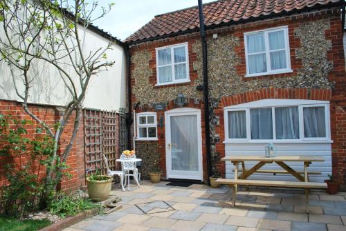 Фотография гостевого дома Romantic Flint Cottage on the Suffolk Coast