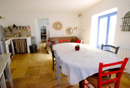 Фотография гостевого дома Maison de 3 chambres avec vue sur la ville et wifi a Bonnieux