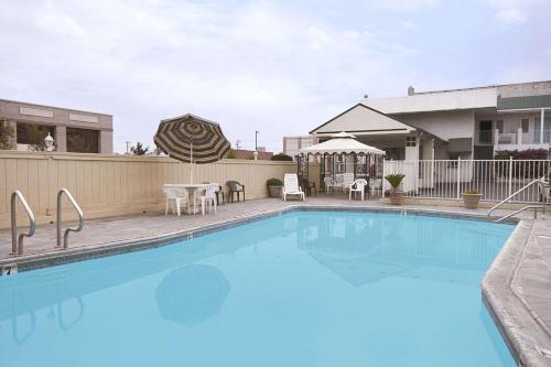 Фотография мотеля Travelodge by Wyndham Fresno Convention Center Area