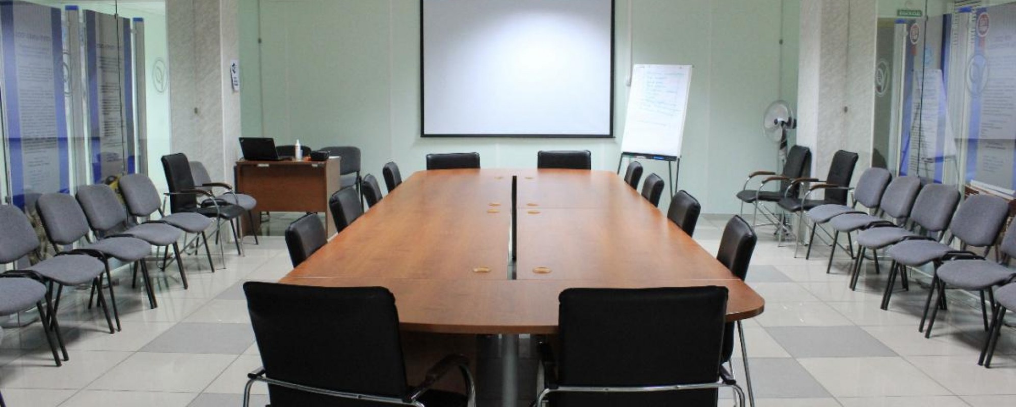 Фотографии конференц-зала Конференц-зал на 30 мест Омского Бизнес-инкубатора