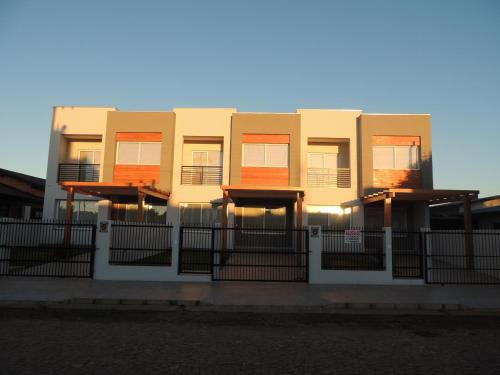 Фотографии гостевого дома
Casa de Temporada Torres RS Praia Lagoa jardim