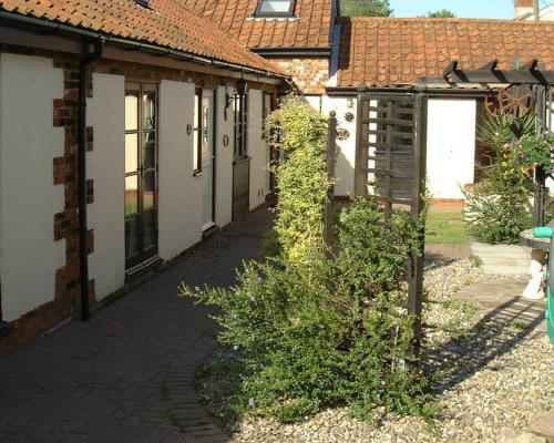 Фотография гостевого дома Low Farm Cottages