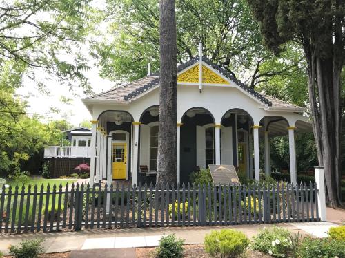 Фотография мини отеля Brannan Cottage Inn