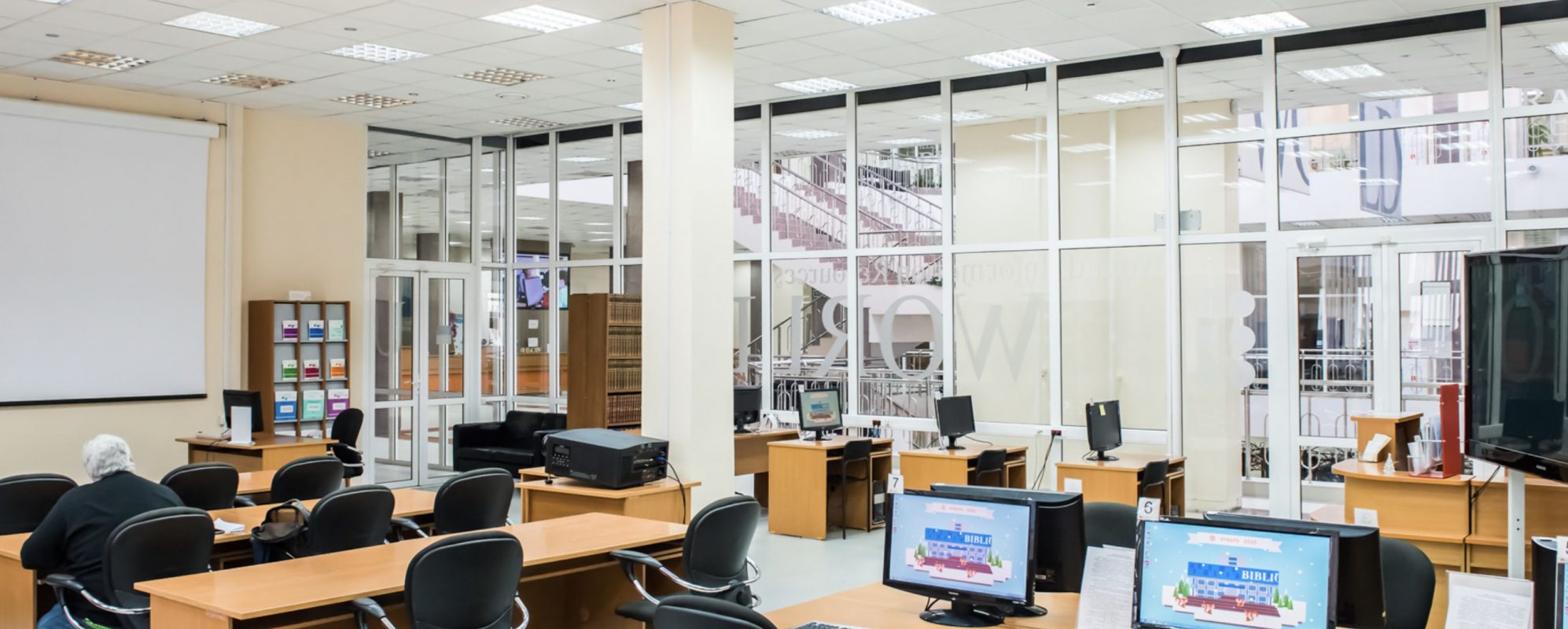 Фотографии конференц-зала Зал Б3-09 Научной библиотеки СФУ