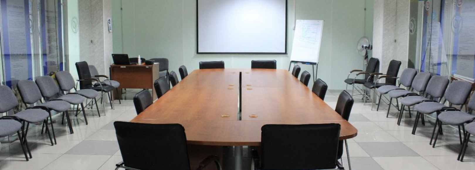 Фотография конференц-зала Конференц-зал на 30 мест Омского Бизнес-инкубатора