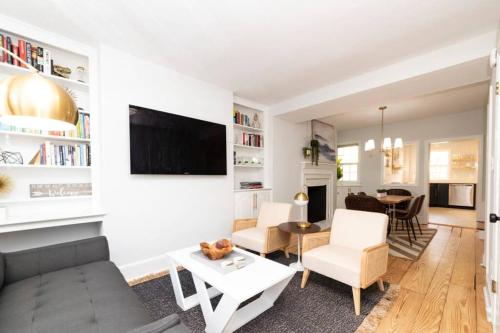 Фотографии гостевого дома
* Midcentury Modern Getaway * Prime Location *