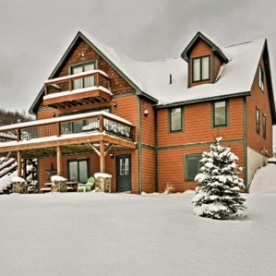 Фотография гостевого дома Mountaintop Ellicottville Home with Deck Near Skiing
