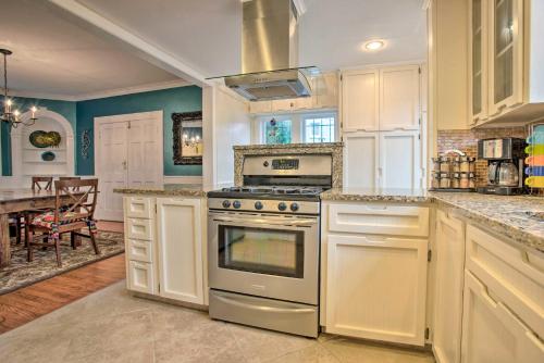 Фотография гостевого дома Corpus Christi Home with Pool and Hot Tub - Walk to Bay