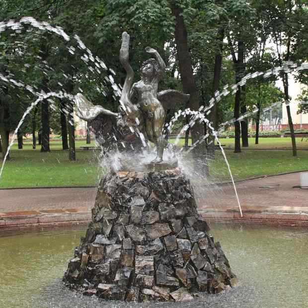 Фотография достопримечательности Фонтан Мальчик с лебедем