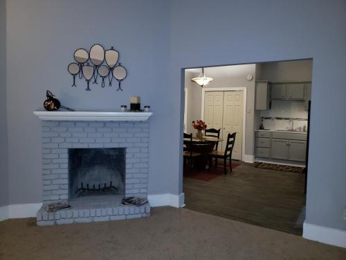 Фотография гостевого дома Historic West End Atlanta Treasure