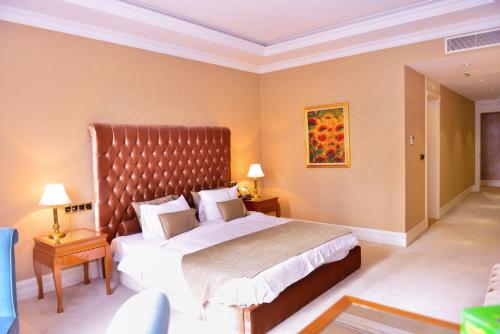 Фотографии гостиницы 
            Lake Palace Hotel Baku