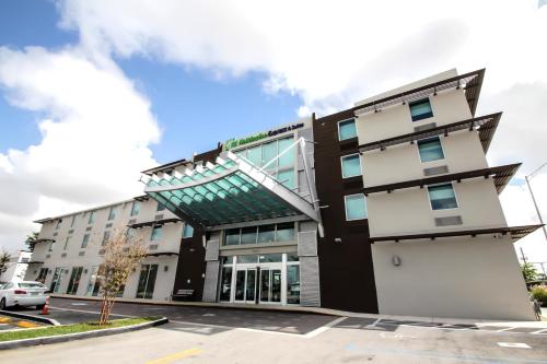 Фотография гостиницы Holiday Inn Express & Suites Miami Airport East, an IHG Hotel