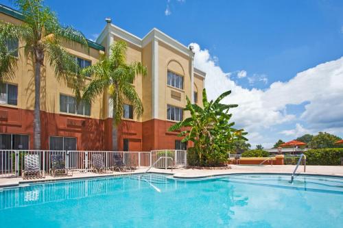 Фотография гостиницы Holiday Inn Express Hotel Clearwater East - ICOT Center, an IHG Hotel