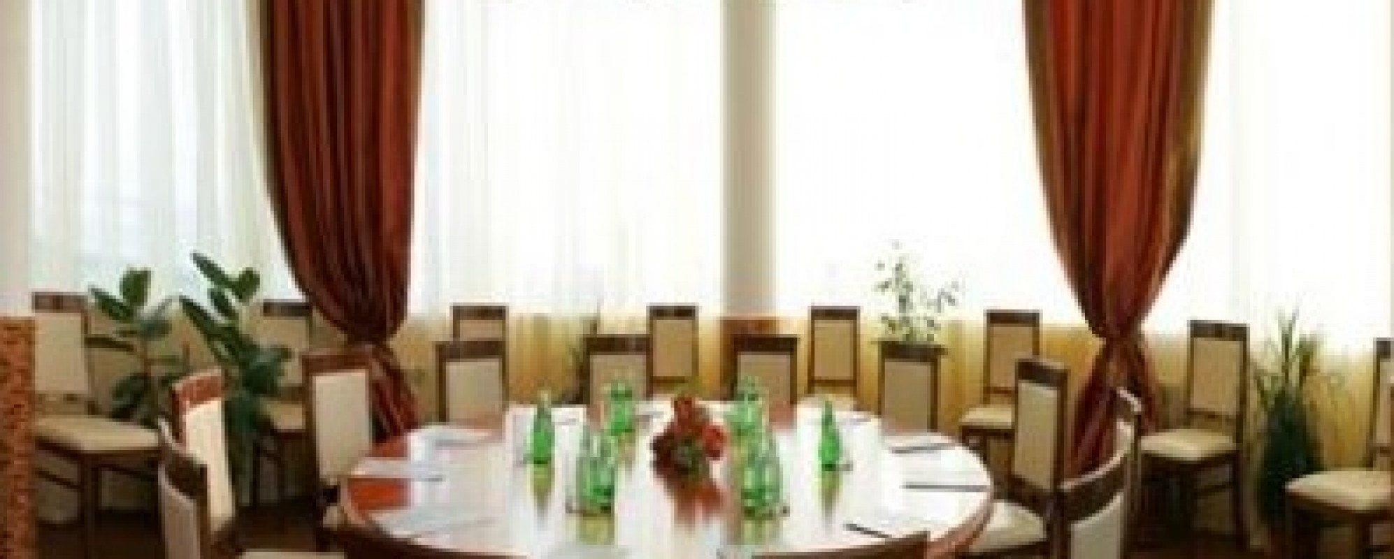 Фотографии комнаты для переговоров Бордовый зал