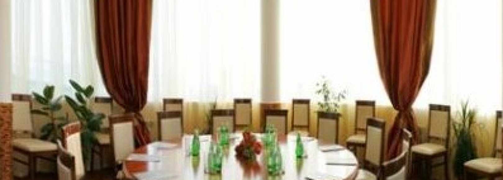 Фотография комнаты для переговоров Бордовый зал