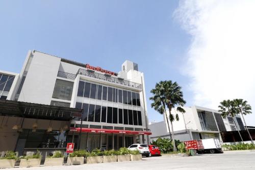 Фотографии гостиницы
RedDoorz Plus @ Kapuk Business Park