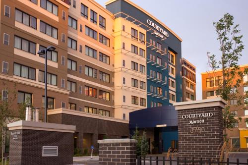 Фотография гостиницы Courtyard by Marriott Calgary South