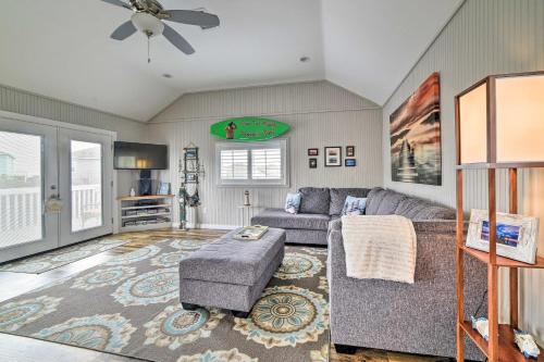 Фотография гостевого дома Pet-Friendly Cottage with Grill and Yard, 5Mi to Beach!