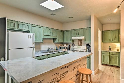 Фотография гостевого дома Williams Studio on Famous Route 66 with Fireplace!