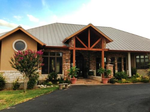 Фотография гостевого дома Scenic Hill Country Retreat - Rhino Ranch