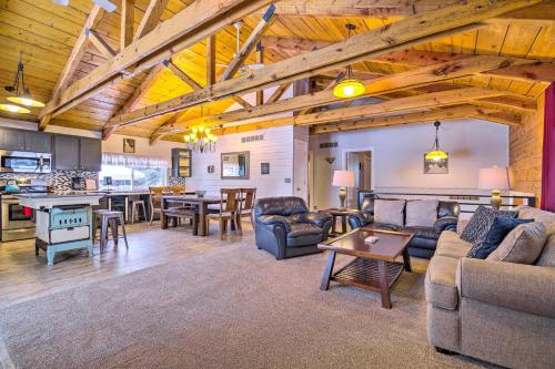 Фотография гостевого дома Family Retreat with Hot Tub - half Mile to Downtown!