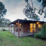 Фотография гостиницы Halls Haven Holiday Units