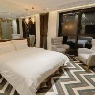 Фотографии гостиницы 
            Hotel the Castle Banyi