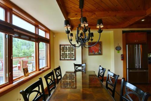 Фотография гостевого дома Blue Mountain-Luxurious BlueSkiGeorge chalet ,hot tub , pool ,gas fireplace