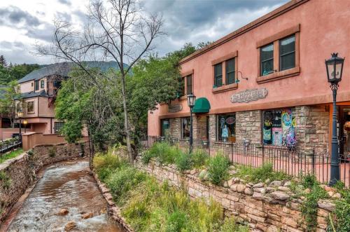 Фотография гостевого дома Downtown Manitou Springs Home Tranquil Creek View