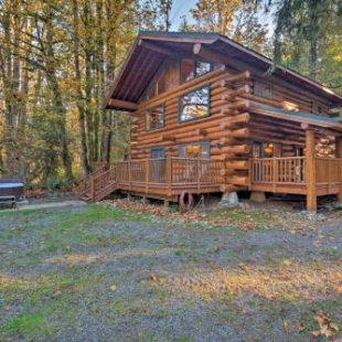 Фотография гостевого дома Custom Riverfront Log Home near Stevens Pass!
