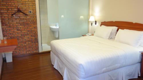 Фотографии гостиницы 
            Thong's Inn Hotel Kualanamu