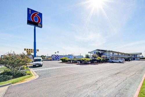 Фотография гостиницы Motel 6-Laredo, TX - South