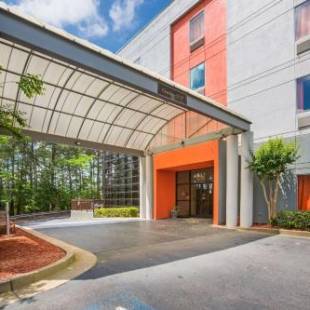 Фотографии гостиницы 
            Budgetel Inns & Suites - Atlanta Galleria Stadium