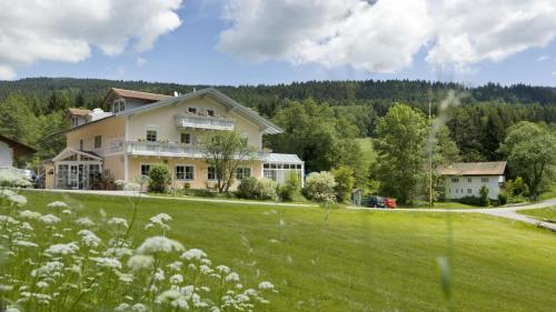 Фотография гостевого дома Landgasthof Hotel Zum Hirschenstein, Pension Garni