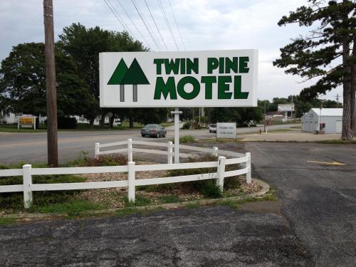 Фотография мотеля Twin Pine Motel