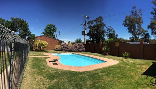 Фотография базы отдыха Golden Country Motel and Caravan Park