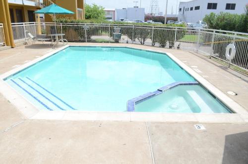 Фотография мотеля America's Inn Houston/Stafford /Sugarland