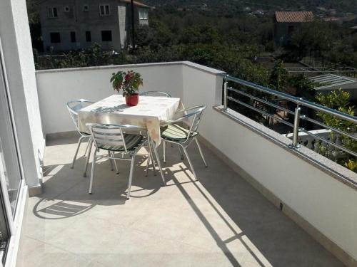 Фотография гостевого дома Apartments with a parking space Vinisce, Trogir - 12248