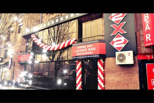 Фотографии гостиницы 
            2x2 Cinema-Bar Hotel & Tours
