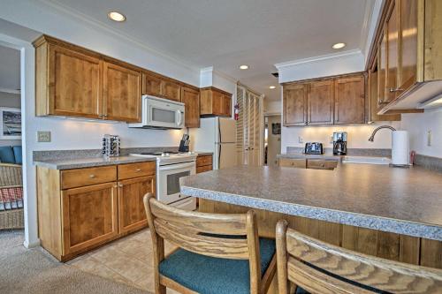 Фотография гостевого дома Charming Lincoln City Condo with Pool - Ocean View!