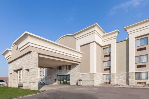 Фотография гостиницы Wingate by Wyndham Detroit Metro Airport