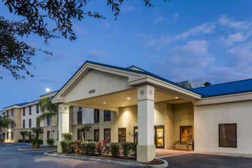 Фотография гостиницы Days Inn & Suites by Wyndham Lakeland