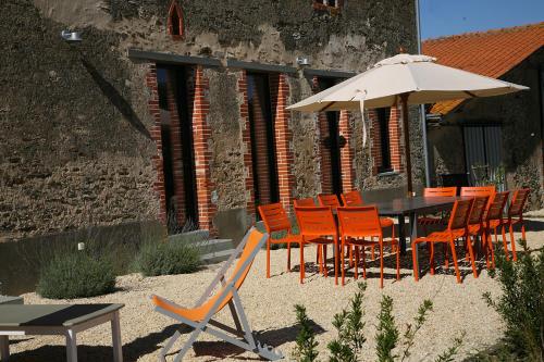 Фотография гостевого дома La convivialité d’un gîte rural pour se retrouver entre amis