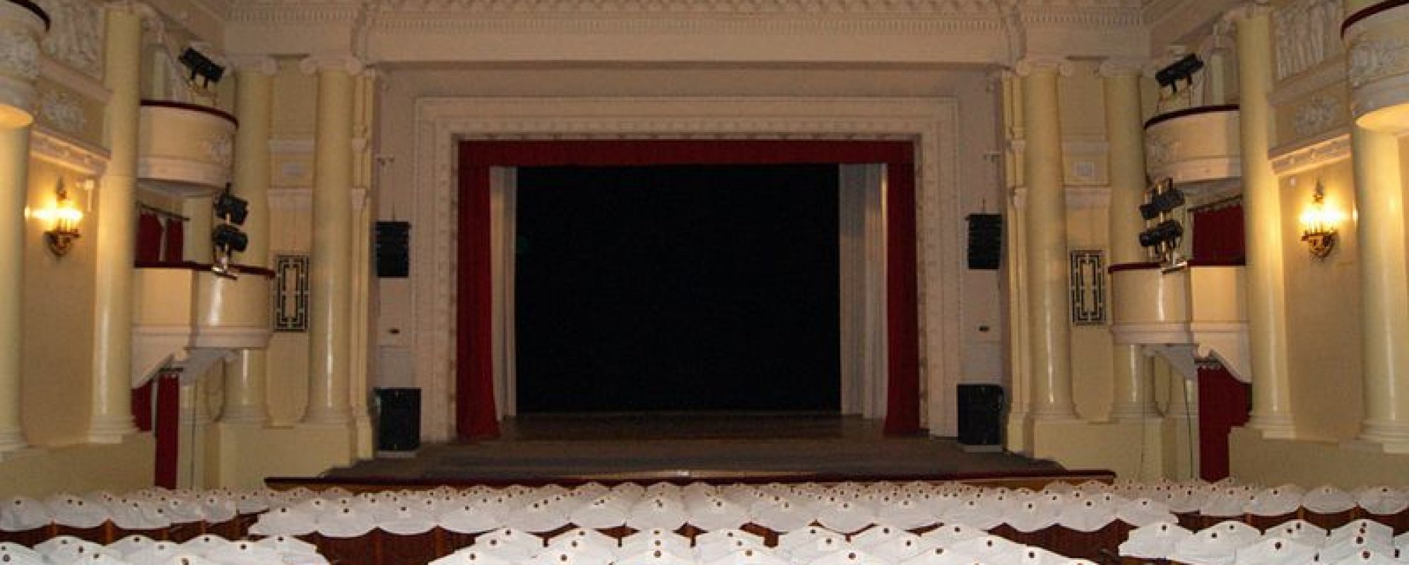 Фотографии концертного зала Зрительный зал Дворца культуры