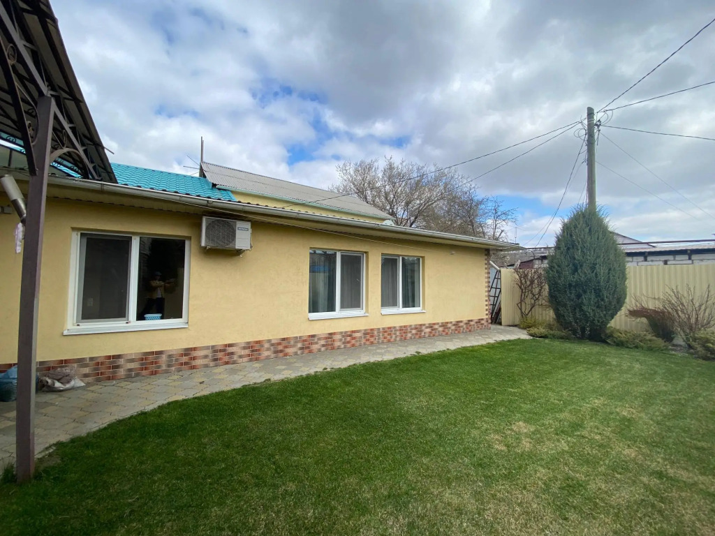 Фотография Коттеджа Частный дом Просторный дом с двориком в Центре