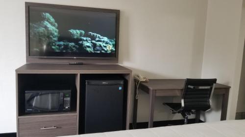 Фотография гостиницы Days Inn & Suites by Wyndham Charleston Airport West